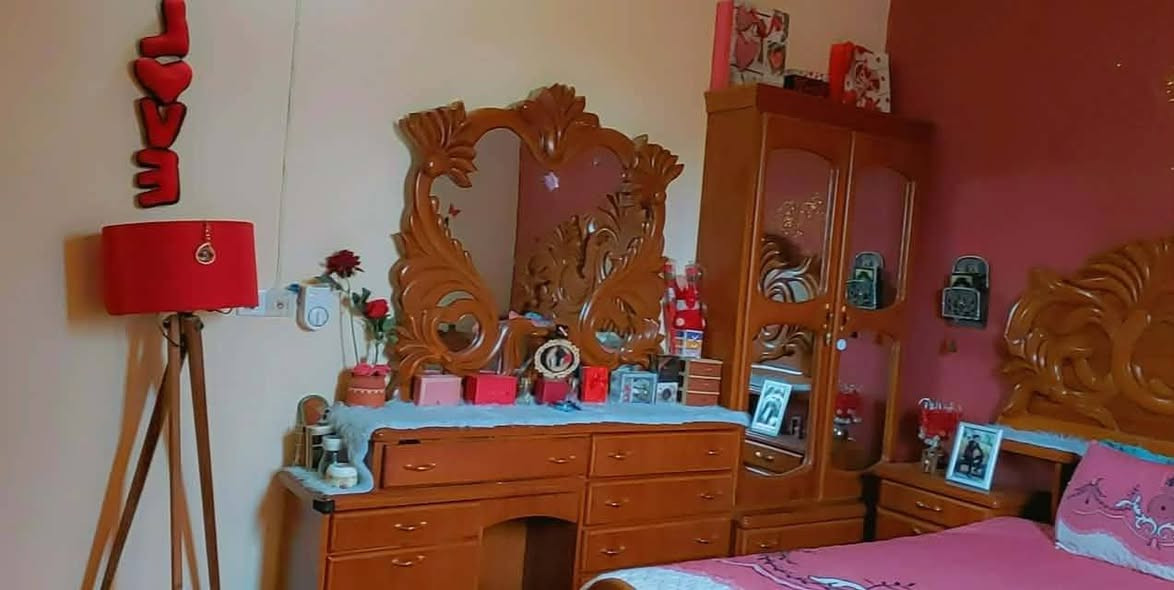 غرفه تاج سوري خشب ثقيل شرط النضافه السعر 550/ الشراي فقط يتصل ***********/‏‪***********‬‏ وادي حجر
