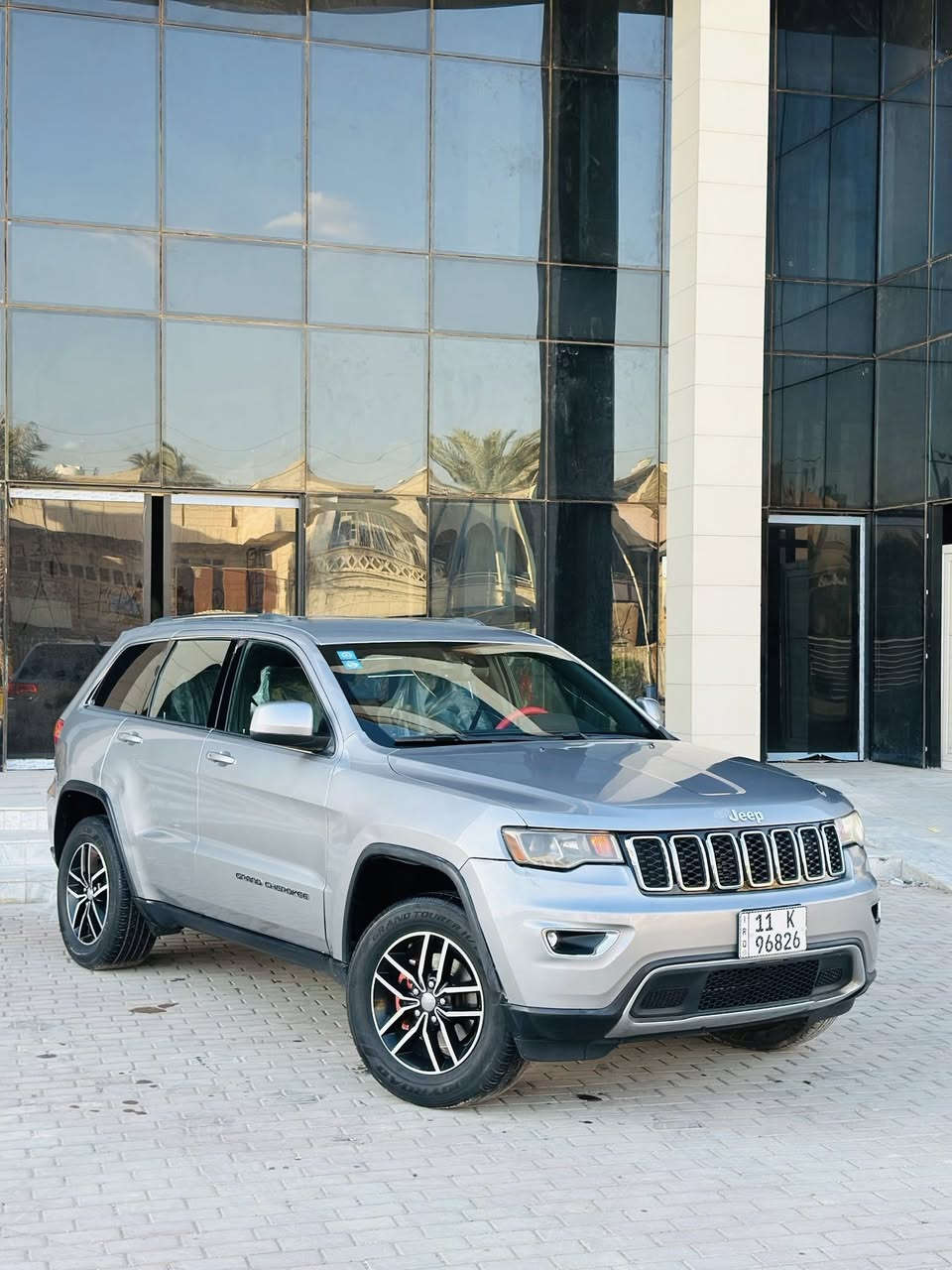 السلام عليكم 
السعر 169وبيهة مجال 
جيب شيروكي موديل 2018 السيارة حلوة ونضيفة
صور الحادث مرفقة مع المنشور بدون دواخل بدون ايرباك 
المواصفات 
بصمة ابواب 
بصمة تشغيل 
نضام سبورت 
نضام توقف ذاتي 
نضام ايكو 
مانع نزلاق 
تحكمات ستيرن جهتين 
شاشة جبيرة 
كامرة خلفية دوارة 
وبعد بيهة هواي مواصفات 
السعر 169 وبيهة مجال 
الرقم ***********

العنوان بغداد الرصافة
