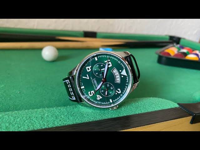 السلام عليكم السلام عليكم تبدو هذه الساعة كإصدار أنيق من ماركة لوبيني (Lobinni)، وتحديداً من مجموعة إنترلاكن (Interlaken). تتميز بميناء أخضر جذاب وتصميم يجمع بين الكلاسيكية واللمسات العصرية.
المواصفات الرئيسية للساعة:
الموديل: Lobinni No.16051B (أو L16051).
نوع الحركة: أوتوماتيكية (Mechanical Automatic)، وغالباً ما تعتمد على حركة Miyota 9122 اليابانية المعروفة بدقتها.
المواد: هيكل من الفولاذ المقاوم للصدأ (Stainless Steel) مع زجاج من الياقوت الكريستالي (Sapphire Crystal) المقاوم للخدش.
الميزات:
تقويم متعدد الوظائف (عرض اليوم، التاريخ، والشهر).
نافذة تاريخ بتصميم "مروحة" مميز عند الساعة 12.
مقاومة للماء حتى عمق 50 متراً (5ATM).
عقارب وأرقام مضيئة (Luminous) لسهولة القراءة في الظلام.
الحزام: جلد طبيعي عالي الجودة. 
تعتبر هذه الساعة خياراً ممتازاً لمن يبحث عن ساعة "فستان" (Dress Watch) رسمية بلمسة رياضية وعملية في آن واحد


**إذا كنت صاحب هذا الإعلان وتريد حذفه لأي سبب، رجاءا أرسل رسالة إلى الدعم الفني**