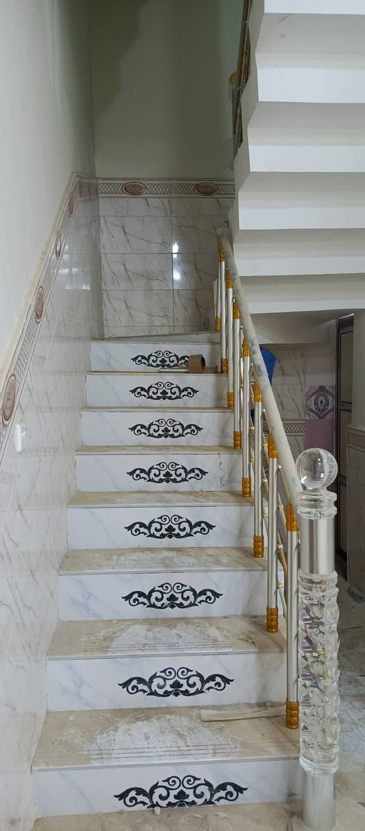 بيت طابقين للايجار حديث موقع المطيحه قرب سيد عدنان يحتوي 5 غرف وصاله ودوانيه ومطبخ  وصحيات وطارمه وصطح ايجار ( مليون 150) بي مجال للاستفسار *********** مراسله على واتساب او اتصال
