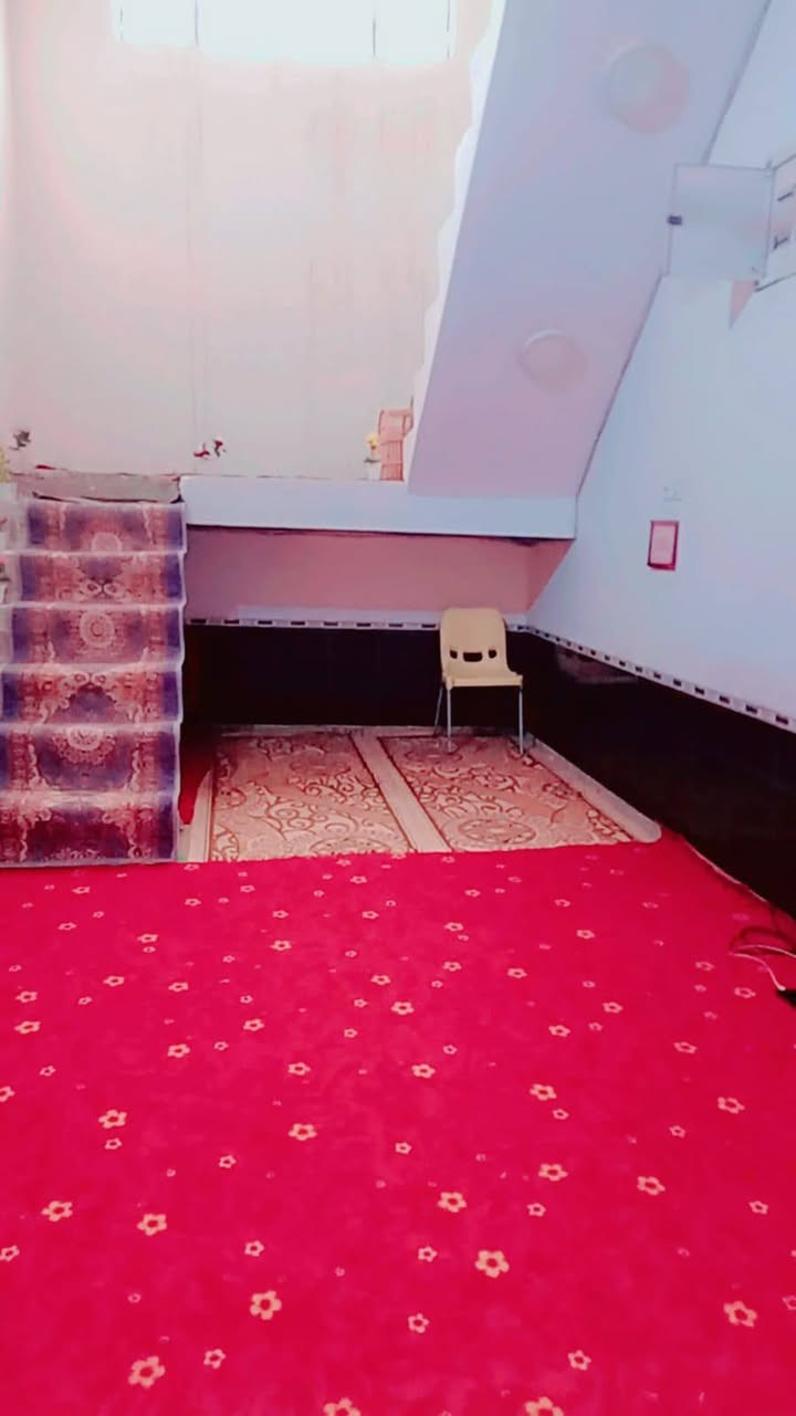 السلام عليكم
يوجد بيت مساحه 150
واجهه 14ونص نزال 10ونص
البيت متكون من غرفتين نوم وستقبال وصاله ومطبخ 
 موقع شارع الشفلات مقابيل ماركه الهدى
السعر 60
الهاتف ‏‪***********‬‏
