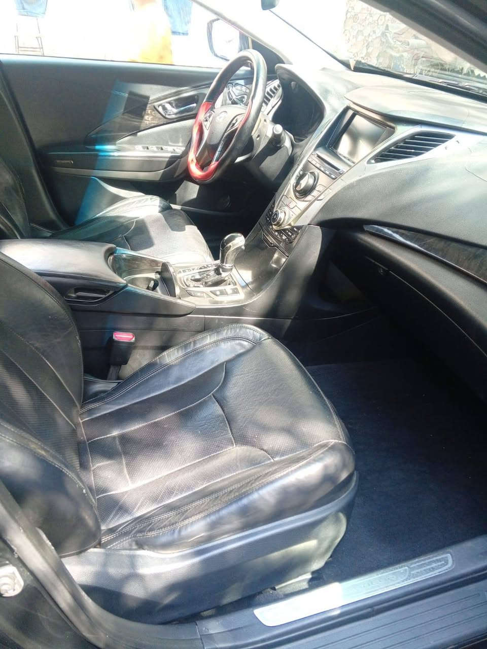 السلام عليكم ازيره 13 وراد كوري  رقم ميسان سنويه تنتهي 28 كفاله من ضربه ماعده جاملغ 
مفتوح بي صبغ قليل بنيد هم بس بدون فتح سياراه مكينة كير حداديه جدد شغل وطلع مكاني بصره قضاء القرنه تصل عله رقم *********** السعر 108 وبيه مجال
