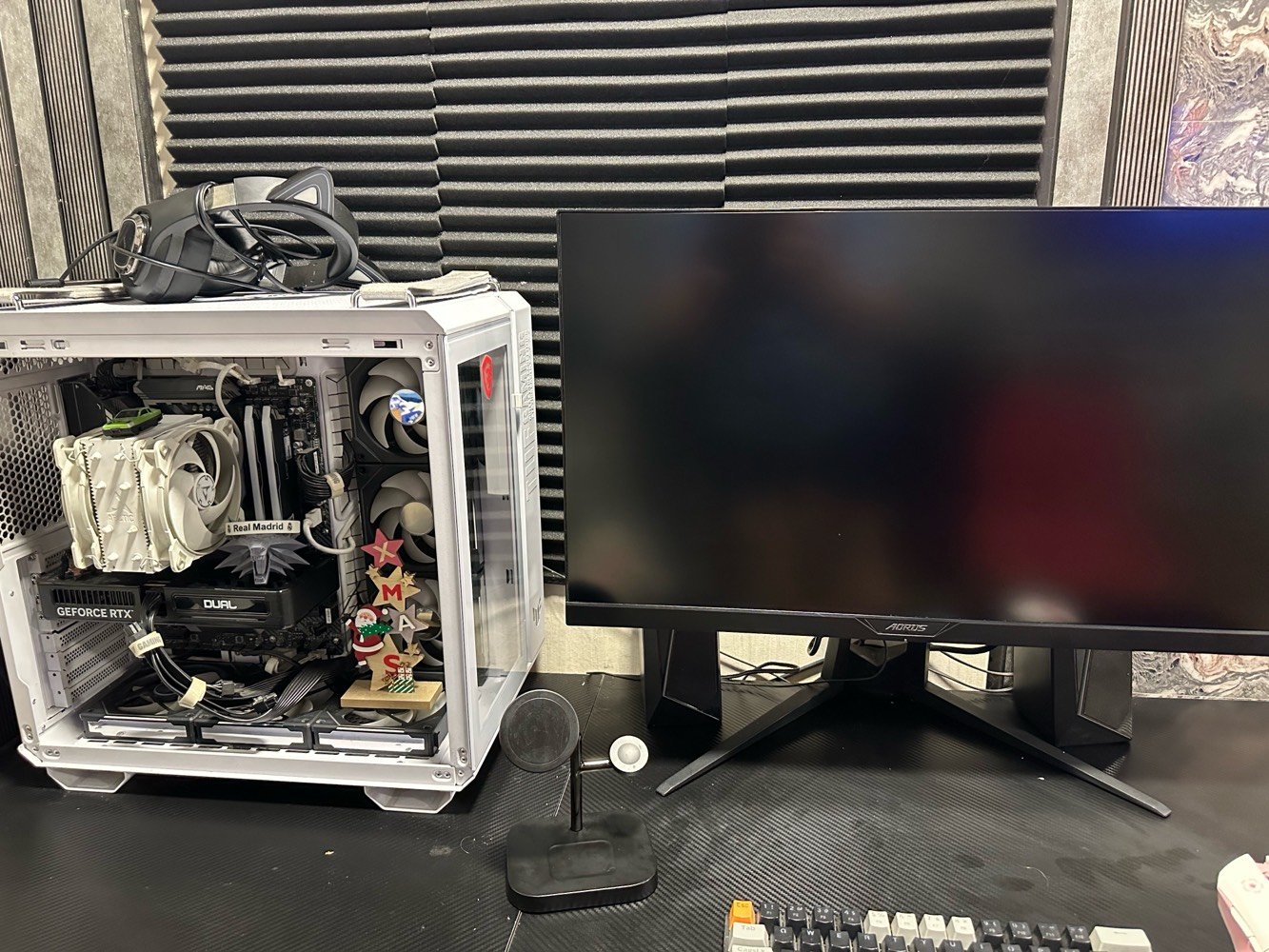 تجميعة كاملة مع شاشة وميز 

PC 

Cpu Ryzen 7 5800x 
M.B b550 msi tomahawk
Cooler arctic freezer 34 esports duo 
Rtx 5060 palit dual 
Ram 32G 3600hz (16x2) lexar ares 
Psu 750w cooler master 80+ gold full modular 
M.2 1T m.2 250G 
Fans lian li sl 120 infinity 6 fans 
Case Asus Tuf GT502 

Monitor 
Aorus AD 27QD  
2K (1440x2560) 144hz 

وميز زاوية خشب وسماعة وماوس وكيبورد 

***********