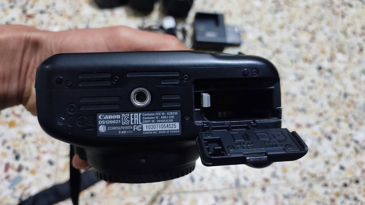 كامره كانون 1300Dبعدهي جديده
مواصفات صور و فيديو وبلوتوث وتحويل صور تايب سي 
1 زووم 75/300
2 عدسه 18/55
3 حقيبه ضهر الاصليه 
4 احزام كامره الاصلي 
5 شاحنه بطاريه الاصليه 
6 فلتر زووم 
السعر 400 الف وبيه مجال 
مكاني بغداد الكامره امنه الله اخو جديد وانضف من الصوره


**إذا كنت صاحب هذا الإعلان وتريد حذفه لأي سبب، رجاءا أرسل رسالة إلى الدعم الفني**