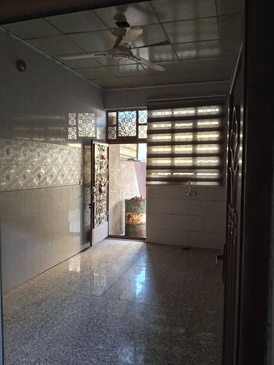 للبيع مساحته 150 كاطون رازي شارع ابو رباح خلف صيدليه صدئ شفاء متكون من غرفتين صاله مطبخ استقبال سعره(. 130) وبي مجال  رقم تواصل ***********
