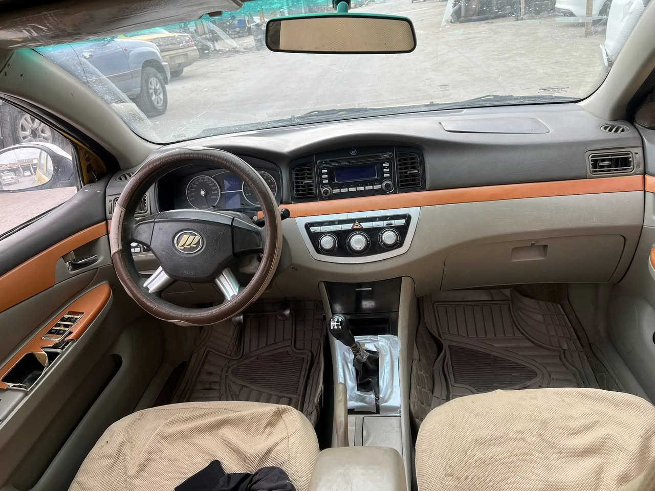 سلام عليكم ليفان ٢٠١٠سياره مكفول من الضربه بيه لكطات خسسات بيه مكينه كوريه مصفر هيه وغرامات سنويه ٣٠ترهم مراوس وسعر ٣٠.  ***********
