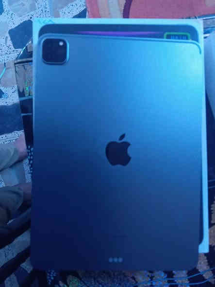 ايباد ١١ جيل الرابع عدد ثنين كامل ملحقاتهن 
ذاكرات ١٢٨ بطاريات ١٠٠ 
كلش نضيفات بس واحد بيهن بي طخه بلكلاس 
وسعر بلاش ولله صارن عليه بلاقساط ٣٢٠٠ 
مكاني بغداد الشعب ***********
