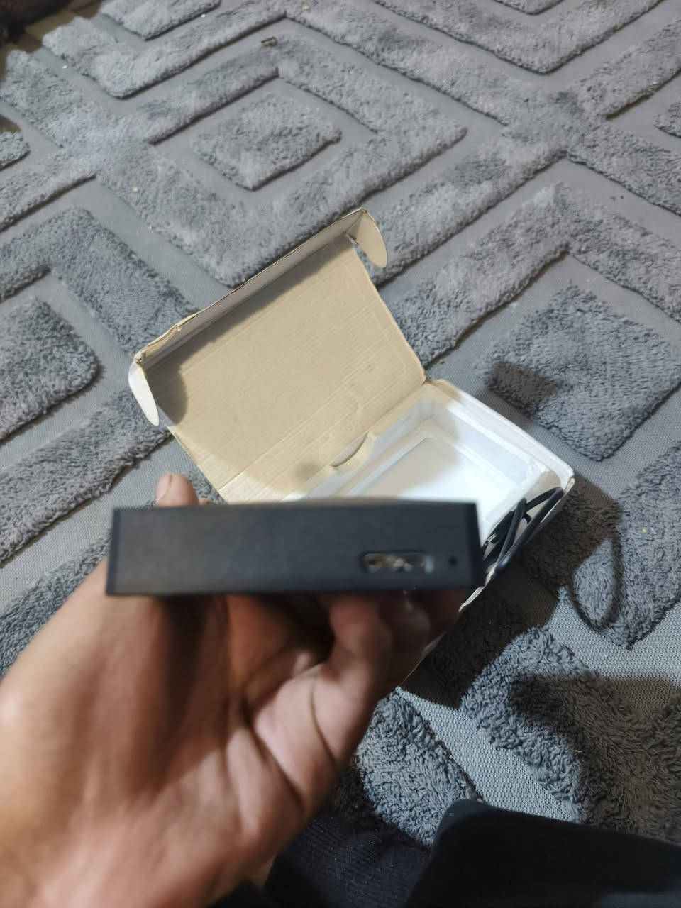 محرك الأقراص الثابتة المحمول Eaget سعة 1 تيرابايت هو قرص صلب خارجي يوفر مساحة تخزين إضافية ونسخ احتياطي لملفاتك. يتميز هذا الجهاز بسرعة نقل بيانات عالية وميزات تجعله مناسبًا لمختلف الاستخدامات.
الميزات والمواصفات:
السعة: 1 تيرابايت.
النوع: قرص صلب ميكانيكي محمول (HDD) بحجم 2.5 بوصة.
الواجهة: USB 3.0، مما يوفر سرعة نقل بيانات تصل إلى 5 جيجابت في الثانية.
التوافق: متوافق مع أجهزة الكمبيوتر المكتبية، وأجهزة Mac، وأجهزة اللابتوب.
ميزات إضافية:
مقاوم للصدمات في بعض الطرازات (مثل G20 Pro).
مزود بمؤشر LED للتشغيل. 
أماكن الشراء:
يمكن العثور على محرك الأقراص هذا عبر الإنترنت في العديد من المتاجر الإلكترونية. بعض الأماكن التي تبيعه تشمل: 
علي إكسبريس (AliExpress): يتوفر في عدة خيارات للقدرة التخزينية.
نون (Noon): قد تتوفر طرازات محددة مثل G20Pro.
علي بابا (Alibaba): يتوفر للبيع بالجملة والتجزئة.
متاجر محلية عبر الإنترنت: يمكن العثور عليه في منصات تسوق محلية في دول مختلفة. 
هل ترغب شغال 100/100 كلشي ما بيه السعر 80الف وبي مجال مكاني بغداد الشعله رقمي ***********متواجد وتساب
