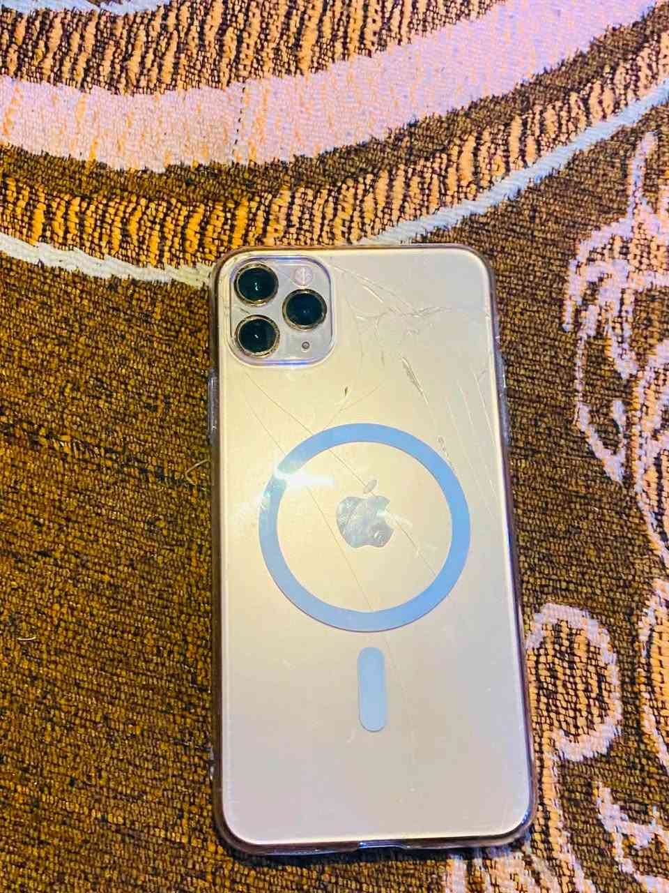 Iphone 11 pro max 

ذاكره 256 💾

بطارية73 🔋

#فقط مبدل شاشة  اصليه (ثلث خيارات) وضهر مفطور 

#فيس ايدي شغال 

.

للبيع أو مراوس

#للاستفسار ***********
