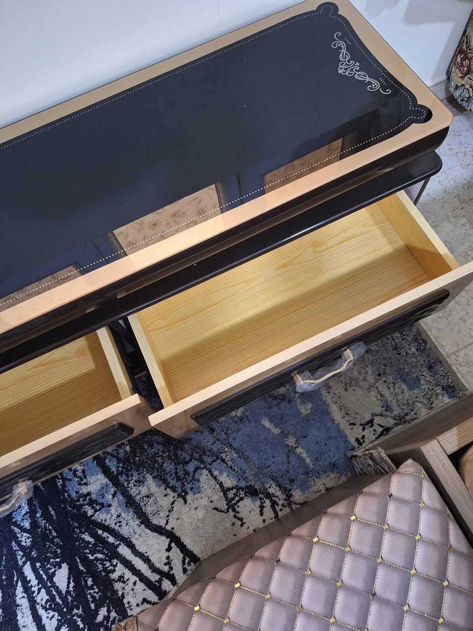 السلام عليكم 
ميز شاشة جديد غير مستخدم الوصل مالته وياه مال المعرض 
سعره ١٨٥ وبيه مجال 
البصرة ابو الخصيب 
***********
