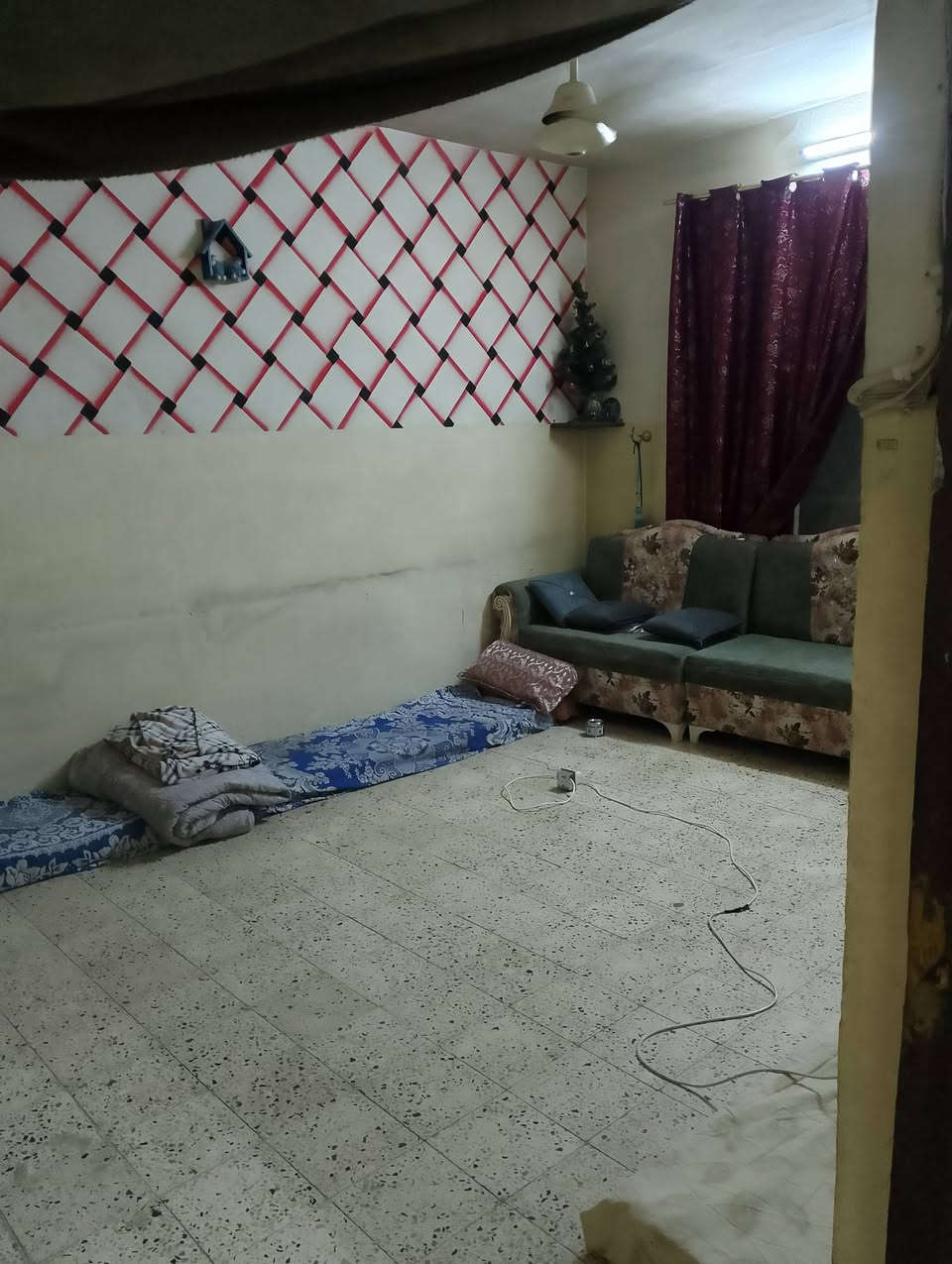 السلام عليكم يتوفر بيت للبيع بسعر حيل حيل مناسب حي عدن المساحه 200متر الوجهة 10 سنده طابوه الزهوره سنده جديده شرط التحويل طابق ونص الارضي غرفتين هول صحيات مطبخ وستقبال الثاني غرفتين هول صحيات البيت بناء وسط صالح لسكن السعر حيل مناسب 110مليون بي مجال التواصل مع مكتب صفوان السنجاري شقق الخظراء او على الارقام التالى ***********اسيا ***********
