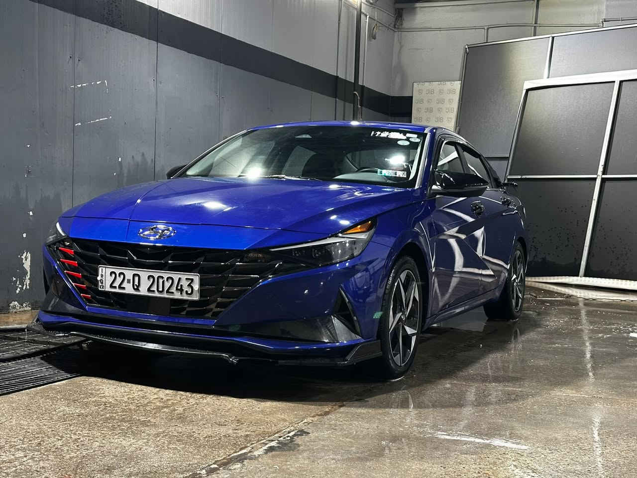 النترا هايبرد 2023 امريكي حادث بسيط ركن الجاملغ الخلفي بدون دواخل  وراجع بارد وركن الجنطه  هم بارد وكحلتهن 

السياره بسمي تحويل ثاني يوم 

فول موصفات

مواصفات لمتد limited

١-بصمة تشغيل ابواب وصندوك. (بصمة ابواب لمس)

٢-فتحة سقف ( سلايد روف )

٣-محرك 1.6

٤-كاميره  خلفية دوارة

٥-رادارات 360 درجة ( امامي جانبي خلفي ) تمنع التصادم الامامي والجانبي والخلفي

٦-التحذير عند فتح الباب

٧-تحكمات ستيرن 4 جهات

٨-دشبول شاشة 4 وضعيات للعدادات

٩- 3 وضعيات قيادة ( عادي سبورت ذكي )

١٠- مثبت سرعة ذكي ( التحذير عند مغادرة المسار )

‏١١-Auto Hold التوقف لفترات قصيرة

١٢-الهاند بريك بصمة

١٣-شاشة بلازمة حجم كبير لمس تدعم نظام الابل كار بلي والاندرويد اوتو بدون كيبل يربط التلفون واير ليس و GPS

١٤-شحن واير ليس

١٥-ويل كب ١٧ مميز

١٦-نظام الصوت Bose عدد السماعات 8

١٧-تشغيل عن بعُد

١٨-اشاير بال مري

١٩-اضواء ترحيب عند الاقتراب

٢٠-لايت لد 3عدسات وسكنات لد

٢١-كشنات جلد السايق كهرباء

٢٢-نقطة عمياء

٢٣-تدفئة/ تبريد بالكشنات

٢٤- لد متغير الالوان 12 لون على طول الدشبول

٢٥- كير اوتماتيك و S عادي

٢٦-تحديد مسار وقيادة ذاتية  ورادار امامي

٢٧- مانع انزلاق 
***********
للاتصال
سعر 165 مجال بسيط 

عنوان شارع فلسطين
