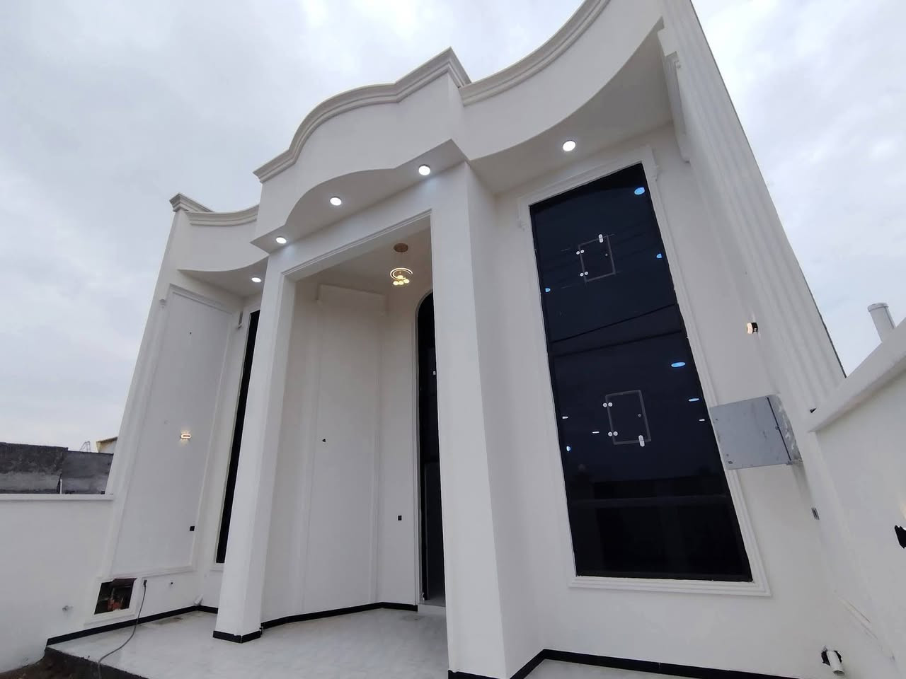 سلام عليكم بيت مساحه ٢٠٠م سند ٢٥ طابو زراعي تحويل باسم المشتري بناء درجه أولئ البيت تسليم مفاتيح مباشر تتوفر كامل الخدمات لاستفسار ***********
 المكان ورديه قرب مدرسه مالك الاشتر
