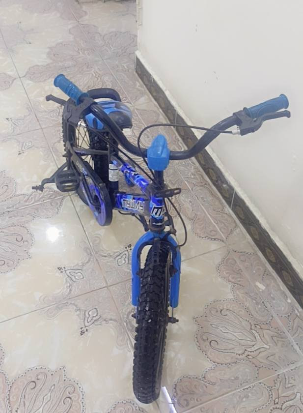 بايسكل اطفال عمر 7 سنوات نضيف كما موضح في الصوره السعر 30 الف وبي مجال بسيط جدا عنواني المهندسين شارع جاسم ابو التريلات للاستفسار الاتصال على الرقم ***********
