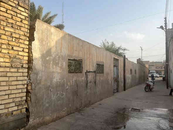 -للبيع قطعة ارض حجة 

- المساحة   ٢٩٦ متر 

-السعر   ٨٠ مليون وبيه مجال            

-الموقع: قضاء بلد - شارع الامام / خلف التجاري - مجاور 

مستشفى العراق الاهلي  / ثاني قطعة عن الشارع العام - داخل الفرع 

[👇مواصفاته.  ]

- الواجهه ( ٥ ، ١٨ ) متر 

-النزال ( ٥ ، ١٥ ) متر 

- ٢٥ عن  الشارع  العام

- تبليط + خدمات + مجاري 
( الخدمات المجاوره 👇👇) 

١- مدارس ابتدائية ومتوسطه  
٢- مستشفى العراق الاهلي 
٣- صيدلية 
٤- عيادات طيبة 
٥- اسواق غذائية 
٦- كراج الامام 
٧- مقاهي 
٨- افران 
 
  
    
   
 
 
 ————————
👈☎️☎️للاستفسار اتصل 
( *********** / *********** ) ( *********** ) 
{ مكتب الريف الاخضر للعقار } بلد-قرب مقهى محسونه-المرطبات سابقا
