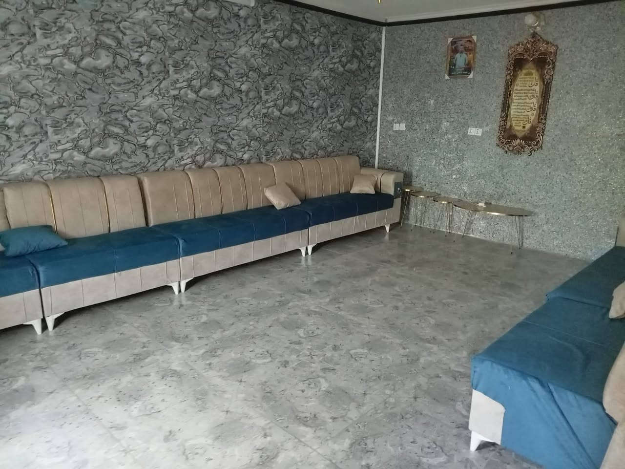 السلام عليكم دار للبيع مكان حي العسكري    دونم شارع ٨ حسب القناعه  مساحه البيت ٢٥٠متر مجاري كهرباء مي اساله البيت طابقين كونكريت يحتوي على غرفتين نوم واستقبال وهول داخلي وصحيات داخلي وخارجي حديقه وكراج سياره ورجائااا لاوعود كاذبه وعدنا اعاده النشر رقم الهاتف ***********
