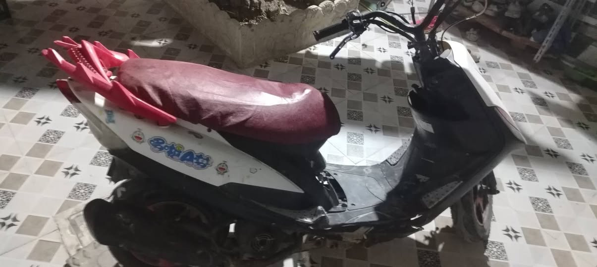 دراجه ماكس عدله
كلشي شغال بيها 
غراضها موجوده 
تشتغل هندر 
السعار 325 وبيها مجال 
الشاري واتساب ***********
