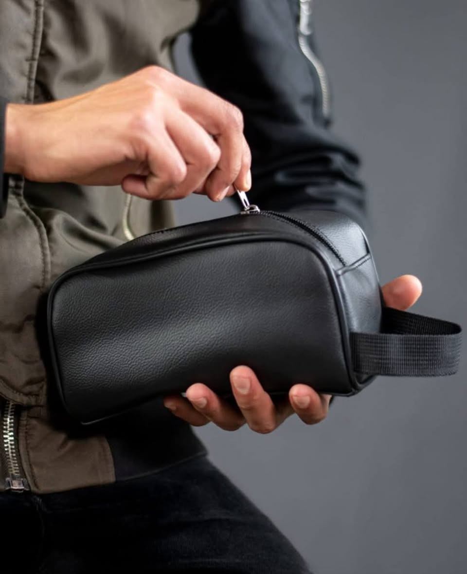 حقيبة يد رجالي نسائي أنيقة من ريترو بو 💼💼

تصميم عملي عالي الجودة ماستر كوالتي عالي جدآآ #الأصلية 💯

الخيار المثالي لحمل أغراضك اليومية بكل أناقة!
مصنوعة من خامة جلدية عالية الجودة، مقاومة للتلف💯
مثالية للسفر، المكتب، أو الاستخدام اليومي 💋

متوفرة ب 3 الوان #الأصلية 💯 
أسود   🖤
قهوائي🤎
نيلي   💙

السعر ٦  الاف 
🚘 يوجد خدمة توصيل لجميع محافظات العراق ٤ الاف 🚘


**إذا كنت صاحب هذا الإعلان وتريد حذفه لأي سبب، رجاءا أرسل رسالة إلى الدعم الفني**