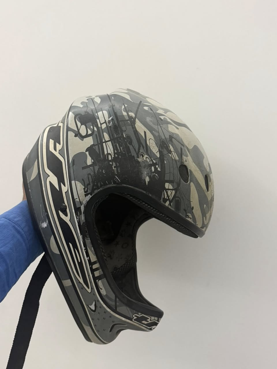 سلام عليكم
للبيع اغراض اصليه مستخدمه فقط 

خوذه عاديه جبليه الجديد ب٥٠ دولار بالمواقع يعني ٧٠ الف 
اني ابيع ب ٣٥ الف  

خوذه داون هيل نظيفه جداً ما مستخدمه فقط لابسها
الجديده ب ٨٠٠ درهم او ٢١٠ دولار يعني ٣٠٠ الف اني ابيع ١٥٠ الف 

خوذه واقية راس من سبشلايزد 
ب٦٦ يورو ( ١٠٠ ) اني ابيع ٥٠ الف

الي يريد ياخذ الغراض كلهن يدفعلي سعر بالخاص 
او هذا رقمي 
0780 966 55 99
