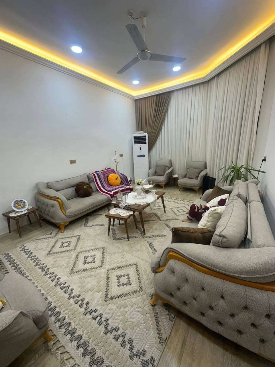 السلام عليكم
دار للبيع طــــــــابــــــــــو ملك صرف بناء حديث درجه اولى طابق واحد 
المساحه 200 متر 

الموقع المحاويل حصن جعفر الدار مطلوب قرض إسكان 25  مليون يكون التسديد ابره البائع او المشتري حسب الاتفاق علماً التسديد الشهري 155 الف وكذالك ينباع وحده او مع الأثاث 

السعر 138 مليون  الكلي وقابل للتفاوض 

للأستفسار زياره مكتب المحامي علي راجي العلواني الكائن المحاويل حي ١٧  او الاتصال على الأرقام التأليه 

***********

***********
