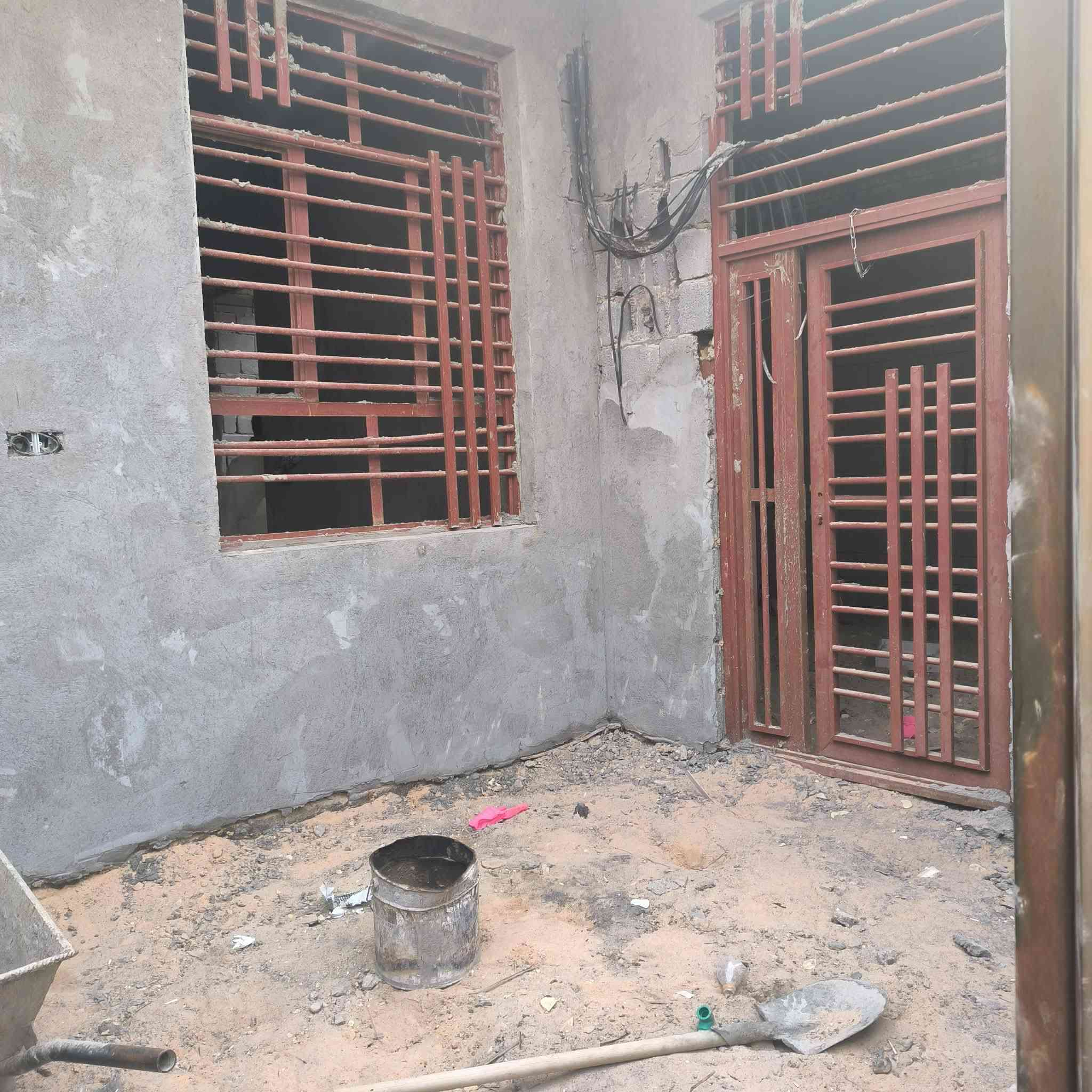 السلام عليكم بيت بعده ما كامل
100م تدخل البوري الاسود البزل الاول تمشي بل بزل مسافه يلاكيك شارع  على ايدك اليمنه فقط هذا الشارع على البزل كله
أبو بستان مسوي
سند25 طابق واحد كهرباء مكمل ماي ومجاري  
وكدام عينكم وبعد يرادله ارضيه والبخ 
المطبخ مكمل لبخ  ويرادله والبيت بعد يرادله ترتيب مو هواي 
بي غرفه وصاله واستقبال ومطبخ وصحيات داخليه
وصحيات خارجيه

السعر47 وبي مجال 

الاستفار والاتصال 
***********
مكلف بالنشر
