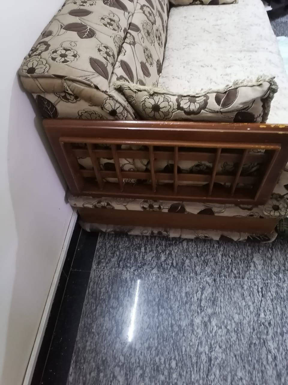 السلام عليكم عندي قنفات مستعملة للبيع قنفة 3 اشخاص قنفتين كل منها 2 شخص وكرسين بحالة جيدة جدا الموقع الأعظمية رقم الهاتف *********** السعر 300 الف قابل للتفاوض بشكل بسيط صورها ادناه

