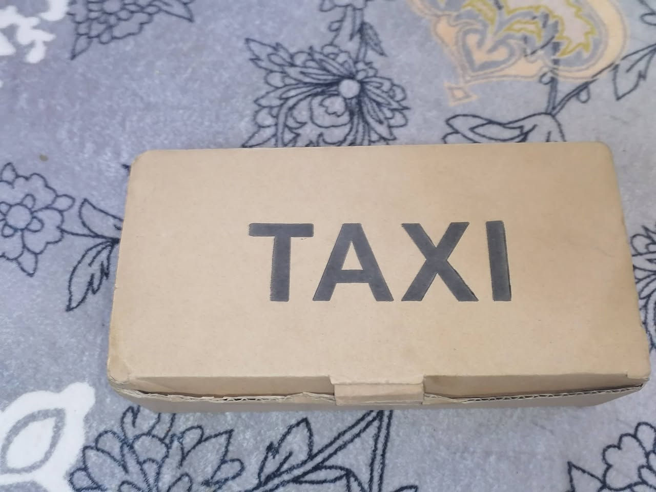 سلام عليكم.   علامه ضوئيه مال تكسي جديده مامستعمله ولا ثانيه تشتغل لون احمر واخضر وحلوه وجديده للبيع وهاذ رقمي الشراي يخابر *********** والسعر 20 الف وبيها مجال لطيبين وشكرآ
