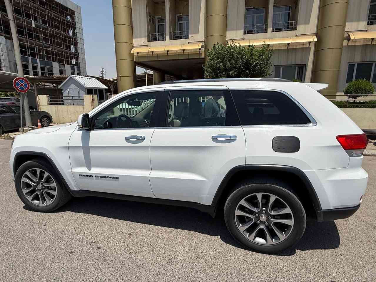 جيب كرانت شيروكي ٢٠١٨
فول فولة تةنها ٣ شاشة نيه 
١ بست سارد 
١ بست سوغ 
گێر و مةكينة بة شةرت 
سةيارةكة توزيك مةسروفي  هةية 
١٥٧ هةزار كيلومةتر رويشتوه 
*********** أربيل, العراق
