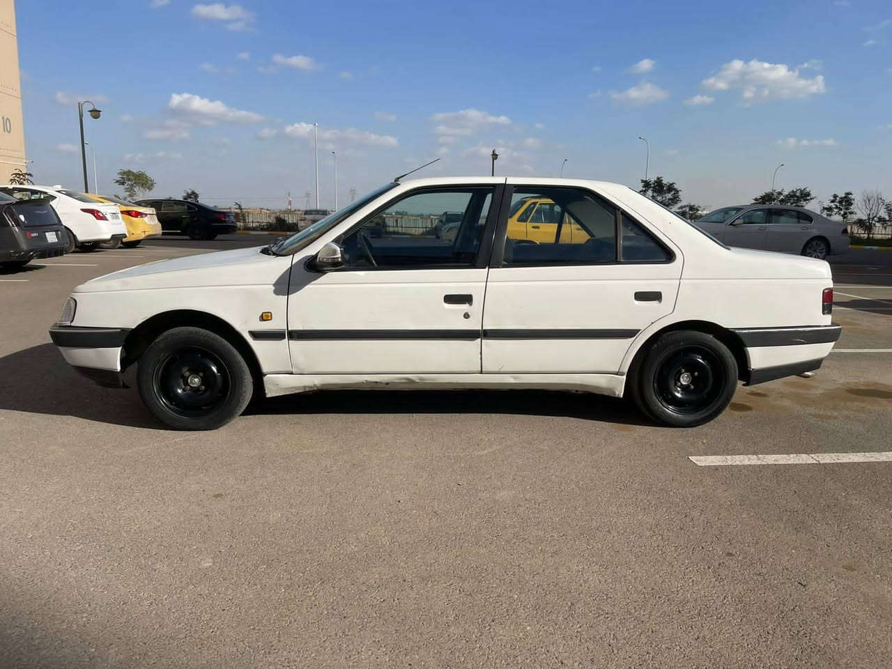 بيجو 405 
موديل 2009
 مكينه 1600 كورلا
كير اوتوماتيك
رقم بغداد انكليزي 
كهربائيات شغاله
تبريد شغال
هزه جديده تحويل ثاني يوم
سياره خير من الله 
يحتاجلها اذان وبولبرن 
السعر 40 
مكاني مجمع بسمايه السكني
موبايل *********** بغداد, العراق
