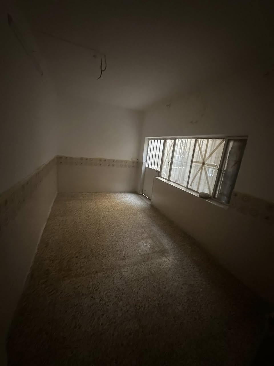 دار كلاسك طابق ارضي للإيجار 
البنوك حي البيضاء خلف مرطبات الصفصاف  
يحتوي الدار عل مطبخ وحولي وغرفه نوم وخدمات 
للاسفسار ***********
