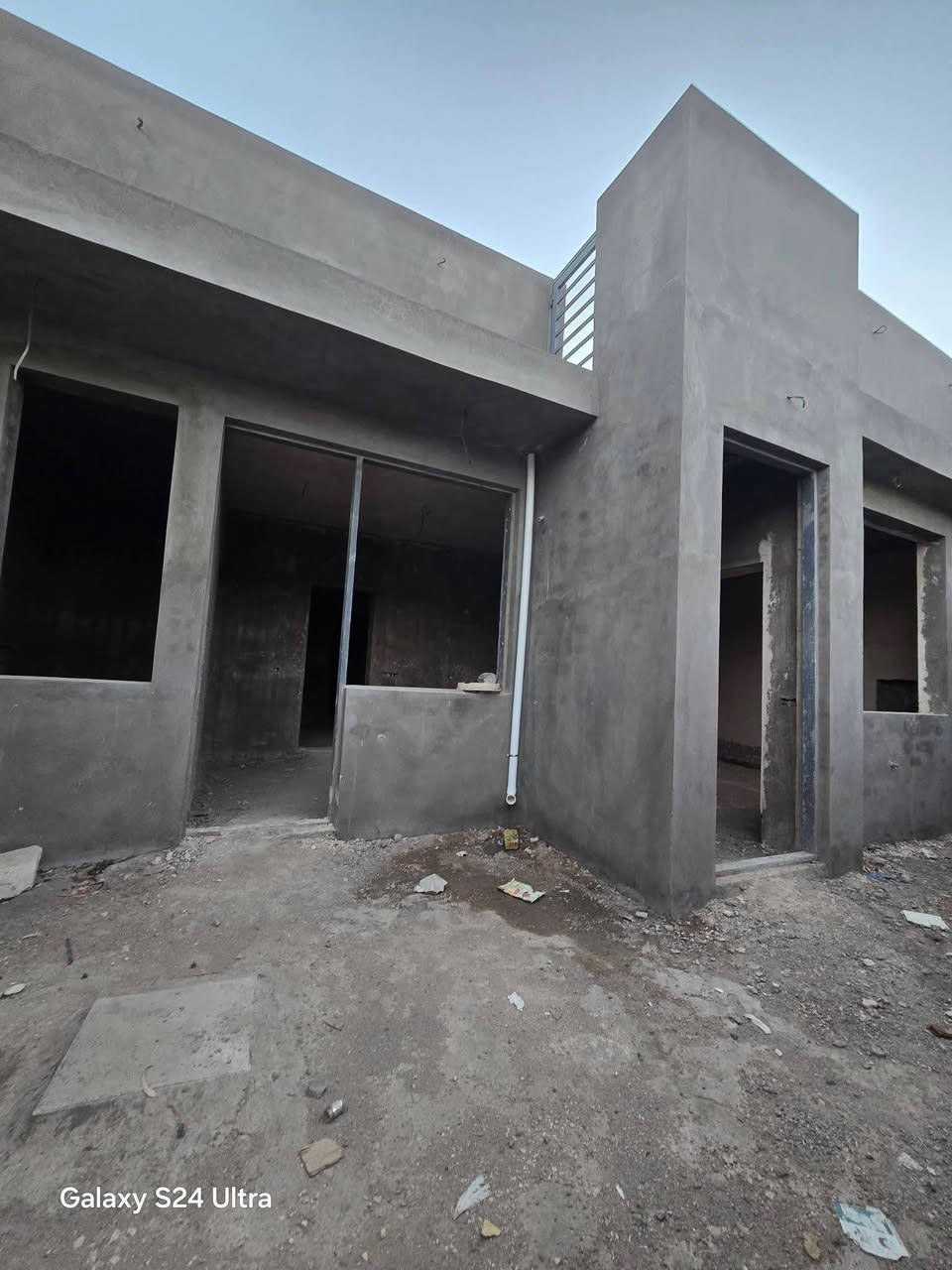 بيت لبيع بشارع المطار الجديد المساحه ٢٠٠متر يحتوي على غرف ٢ وصالات ٢ ومطبخ حار بارد وستقبال ومكاشيف ٣ وطارمه البيت بصف الشارع البناء طابوك الساس كونكريت مسلح والسكف كونكريت شغل راقي عايز تشطيبات لبخ بورك واسراميك وارضيه السعر ٥٨ وبي مجال للستفسار ***********مكتب بركات ام البنين قرب مثلجات السنبله ( ولي عنده بيت يريد يبيع بل خدمه تعال لمتكب وخادم

