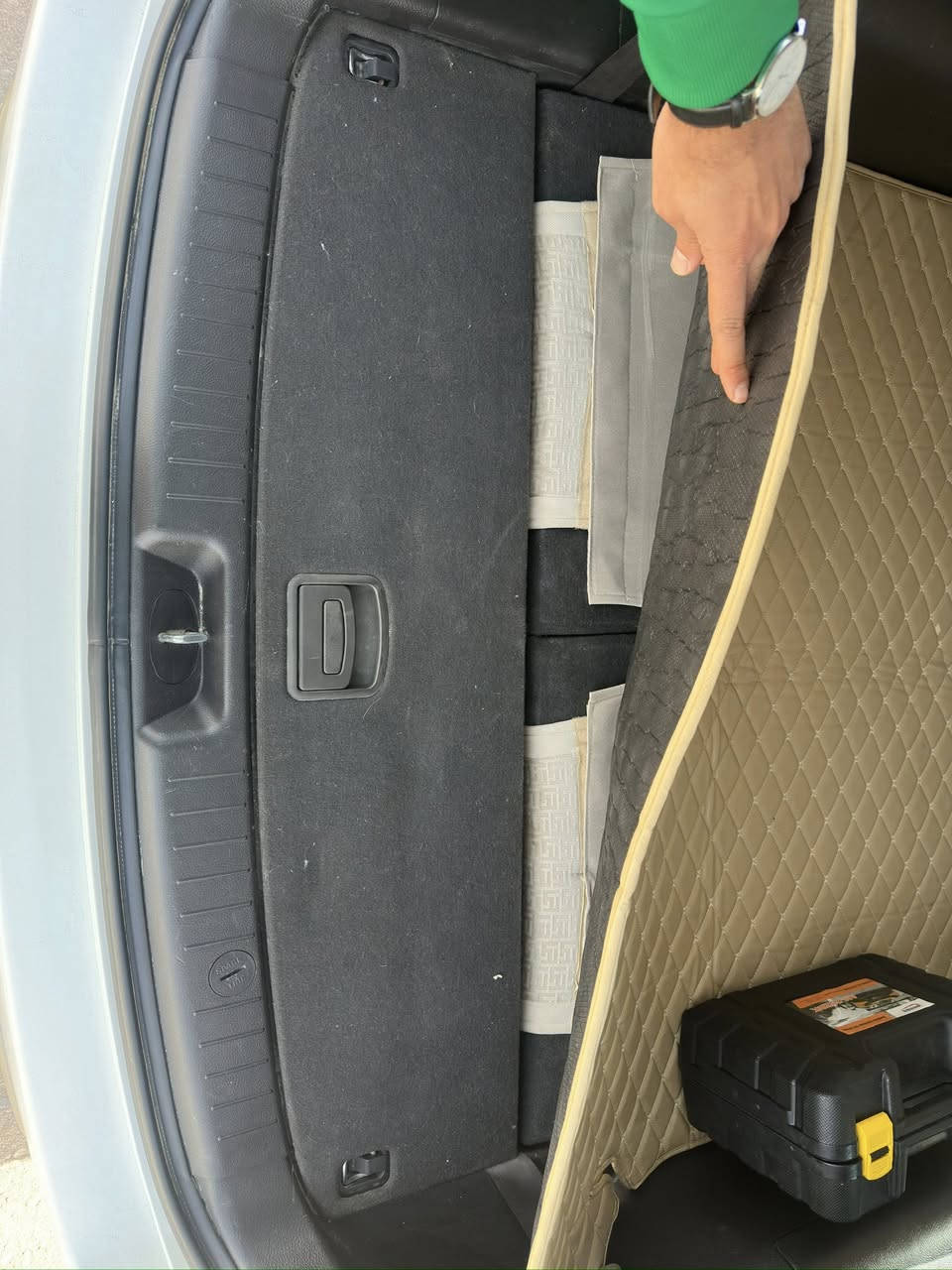 اسلام عليكم آغاتي ،سنتافي 2012،فول موصفات، نصيحة، بياع شرة لاتدخل ماافيدك ،مو جناي هم لاتدخل ماتفيدك ،السيارة مال جنيان فقط،متعوب عليها ،اخذناها جديدة ،واشتغلنا عليها بعد ماكو قطعة بيها مو وكالة،وجديدة ،حدادية جديدة وكالة تخم تاير وكالة ،محرك متسمع صوته من النعومة،كاعية وتغليف كشنات امارتي مخمل درجة اولى،تخم تاير كوري درجة اولى،ماكو شي كهربائي ميشتغل بيها ،كلشي يقرى جديد بسيارة ماشية فقط 100الف km 
شاشة ملاحة وطرق مستوردة فقط الها سعرها 400$
السيارة جاهزة 100‎%‎ كلشي بيها لخدمتك والراحتك ..
السيارة بأسمي تحويل2يوم رقم كربلاء شايف كل الخير الي ياخذها مقدمًا...***********
