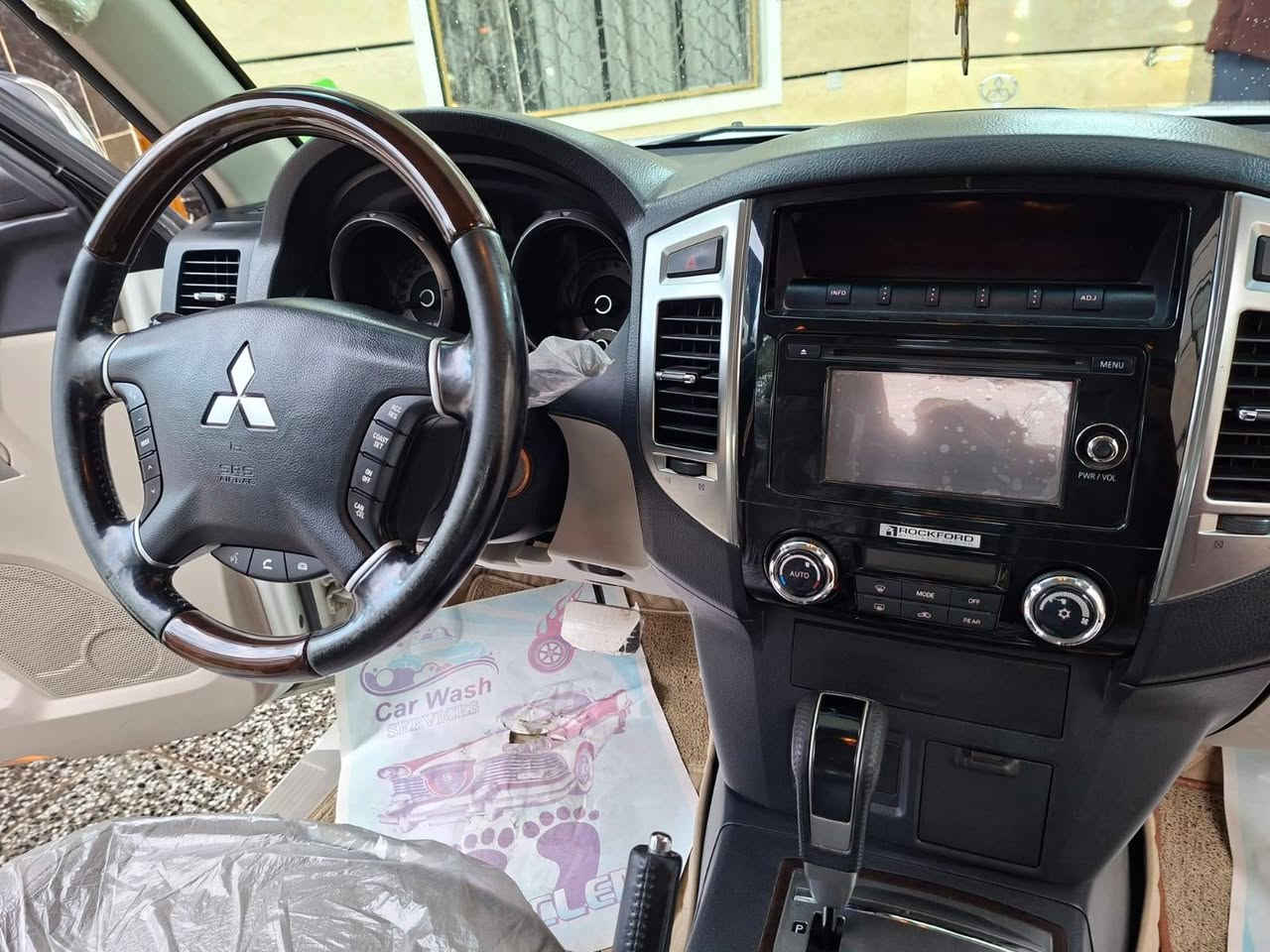 السلام عليكم 
للبيع باجيرو 2017
حبتور فول مواصفات 
رقم اربيل بأسمي 
مكينة 3.5
فور ويل
كشنات جلد  بعده شخط مابيه 
12 سماعة + دمام معروفه الحبتور 
وباقي مواصفات الحبتور المعروفة من فتحه وجلد وكشن كهرباء..... 
السيارة مكفولة كفالة عامة  وجديده على ادينه مالت الحجي وماشيه ٩٣ 
والسياره جاهزه من كير مكينه تبريد صدر كله جاهز وين متحب افحص مكفوله ان شاء الله حتى من الشخوط السياره 
سيارة جديدة واحلة من الصور 
السعر 235$ وكلشي اكو بالسوك 
مكاني بغداد حي الجهاد *********** ابو محمد بغداد, العراق
