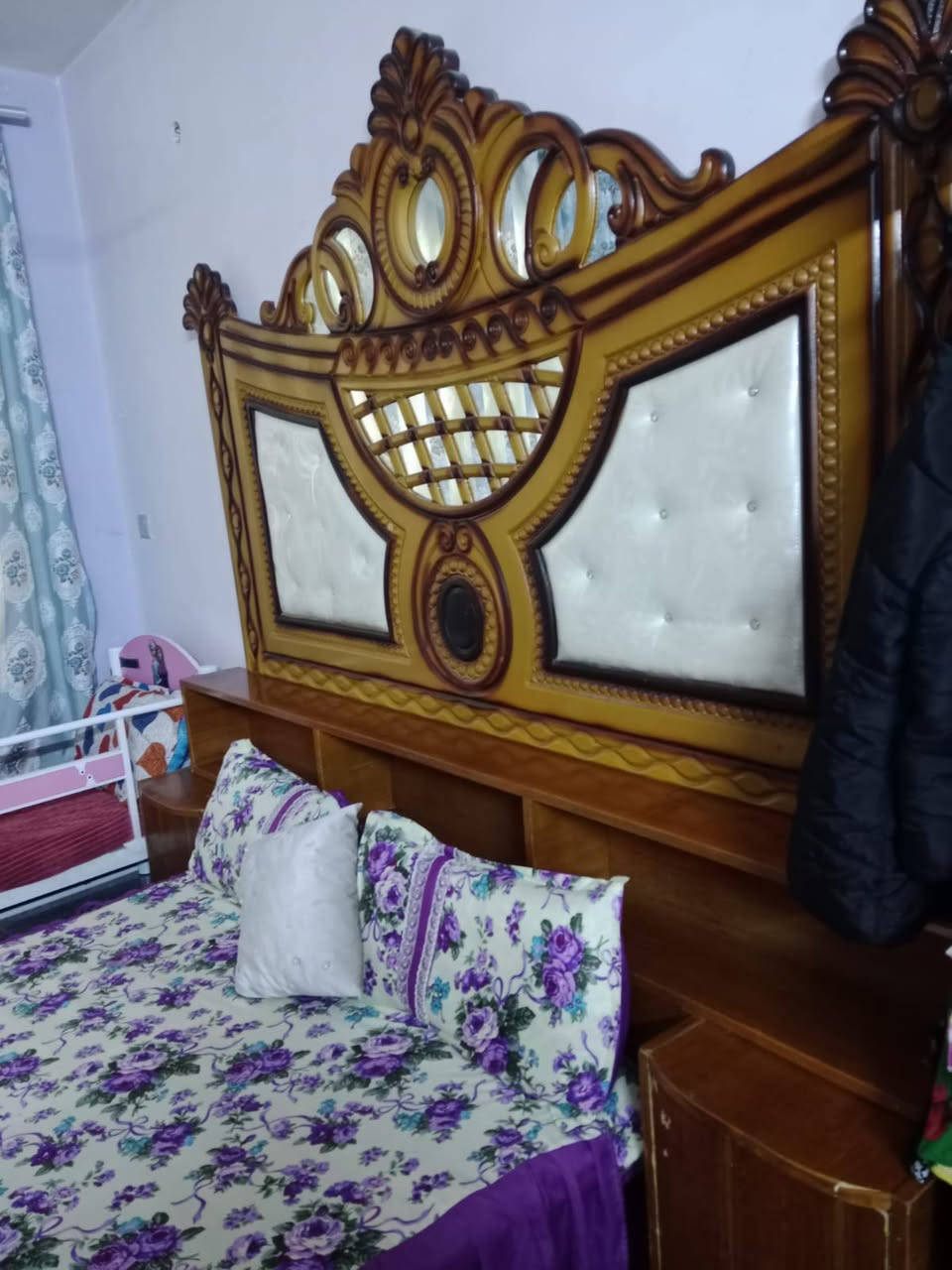 السلام عليكم 
غرفه نوم للبيع نضافه الغرفة 90بل مية
مكان الغرفة بغداد السعر 800وبيه مجال
رقم موبايل ***********
