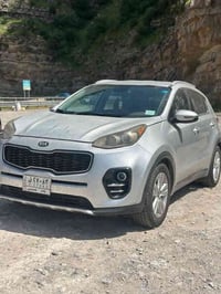 كيا سبورتج للبيع  مديل : 2018 ماشيه :114000 mi حجم المحرك : 2400 مواصف...