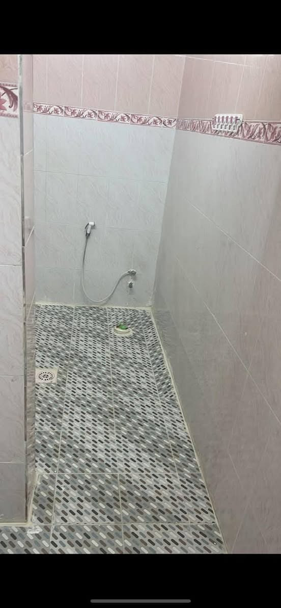 السلام وعليكم بيت للأيجار 200 و 14 متر في حي الشهداء واجهة 10 ونص 4 غرف نوم ثنين طابق ثاني وثنين طابق ارضي مطبخ حار وبارد سطح شتايكر حمامات عدد 2 داخل وخارج كراج يكفي سيارة وللمعلومة البيت مو وادي ارض اصلية السعر اتصل على هذا الرقم ***********
***********
