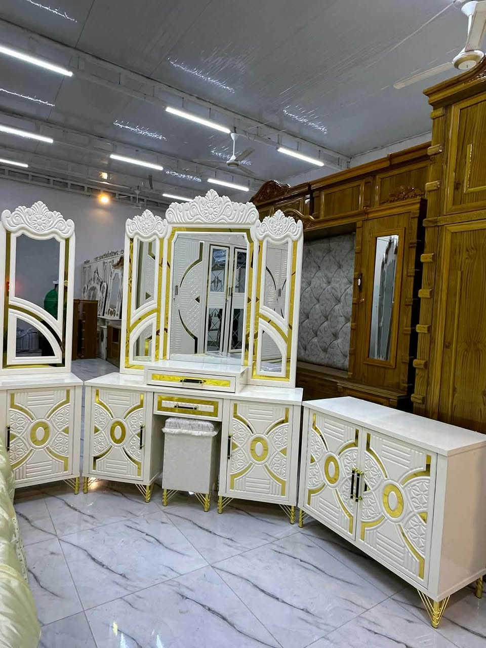 السعر فقط 3ونص وبيها مجال  للتواصل واي غرفه تريدون وبفلس ونص واسويلكم للتواصل ***********
