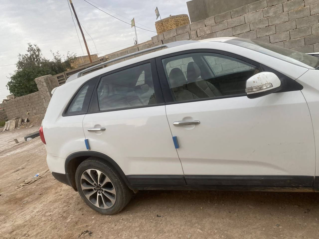 السلام عليكم سيارة سورنتو للبيع موديل 2014 سيارة جاهزة حدادية جاهزة كير ومكينه جديد وارد خليجي كل نقص مابيها مواصفات نص فول حجم المكينه 4سلندر 2400 
7راكب  للاستفسار عل رقم ***********
