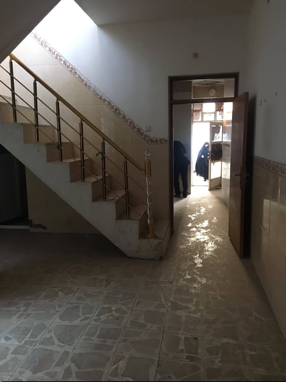 دار للايجارفي حي السلام قرب المشتل المساحة 100 طابق واحد يحتوي على غرفه وصاله ومطبخ واستقبال وصحيات 

للاستفسار الاتصاله على الارقام التالية

***********

***********

*********** النجف, العراق
