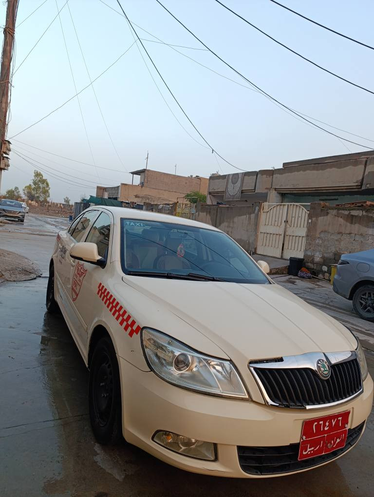 سكؤدا    مؤديل 2013.  گير   اتوماتيك 
3. پارچةى پيشى هةيتى كةميك ژورى گرتيه 
گير. و مةكينه و تةبريد و گةرمى مةزبووته 
كارةباى هةموو بةشةرت 
***********.       هةولير أربيل, العراق
