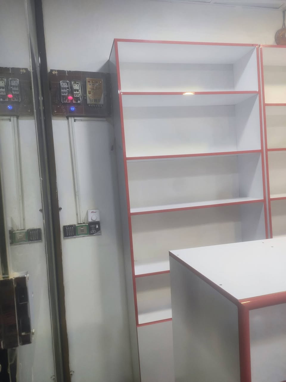 السلام عليكم ورحمه الله وبركاته 
يتوفر فاترينات مع ميوزة للبيع تفصال جديد درجة أولى أستعمال شهرين فقط لاغير ......... للأستفسار الأتصال على الرقم التالي ***********
***********
