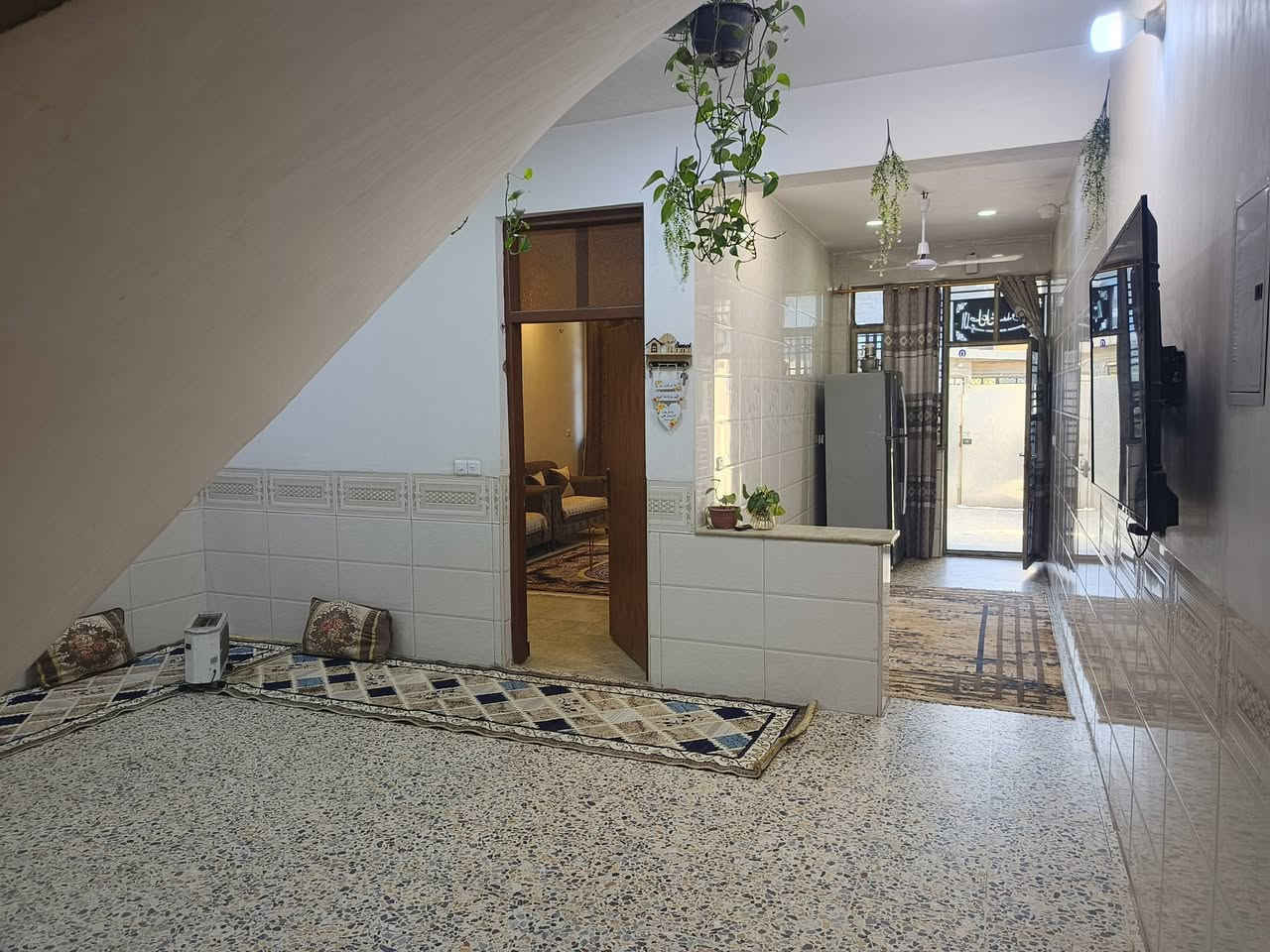 السلام عليكم
بيت طابو صرف مساحته 140
خلف سنتر الرئاسه كلشي وكلاشي 
وجه 6 وربع قاط ونص كامل مكمل بنائه سنة 23
يتكون البيت من طرمه ستقبال ومطبخ وصاله كبيره وغرفه 
القاط الثاني غرفه وصاله وسطح وفوكهن بيتونه وسطح ثاني بي 3حمامات
البيت بعده جديد ناقصه بس الصبغ 
 للاستفسار 
عن السعر وتفاصيل البيت الخاص مفتوح
*********** بي وتساب
