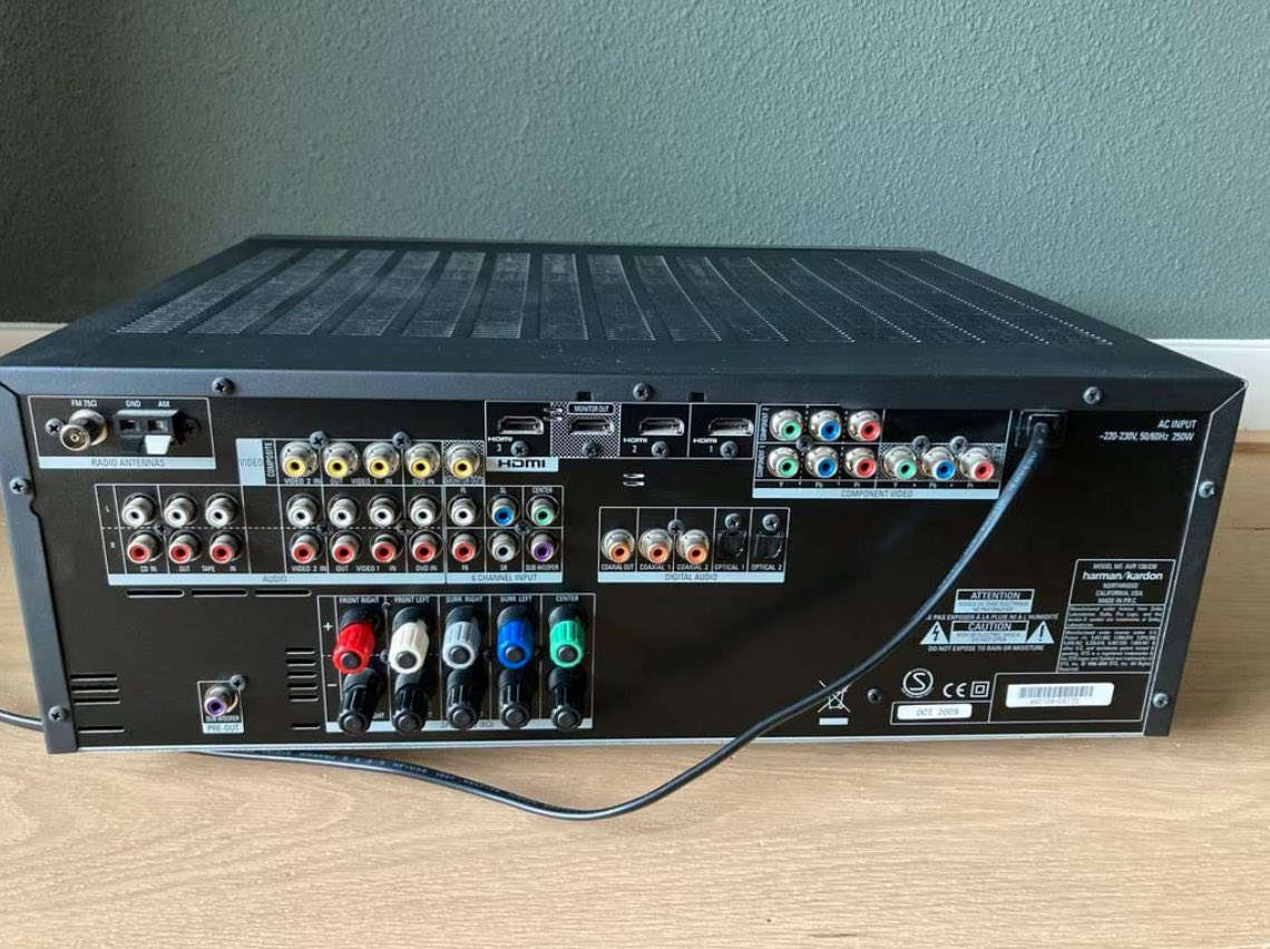 جهاز استقبال صوت/فيديو طراز Harman Kardon AVR 138. فيما يلي بعض ميزاته ومواصفاته الرئيسية: 
جهاز استقبال 5.1 قناة مصمم لأنظمة المسرح المنزلي.
يتميز بأوضاع الصوت المحيطي Dolby Digital و Dolby Pro Logic II و DTS 5.1 و Logic 7.
يحتوي على 6 مدخلات صوت رقمية (محورية/بصرية).
يشمل ميزات خاصة مثل Spotify و Pandora.
السعر 130 الف 
مكاني بغداد طالبيه وعندي توصيل كافه محافظات العراق
***********
