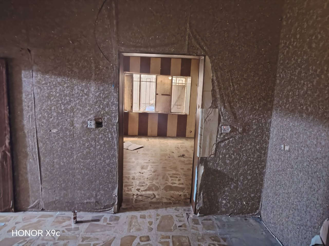 سلام عليكم بيت للايجار غرفتين نوم واستقبال ومطبخ وخدمات قرب مدرسه الابطال الاتصال ***********

