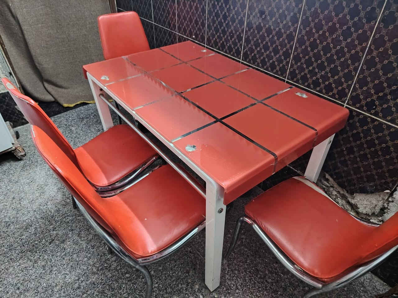 السلام عليكم ميز جام حراري تركي مع اربع كراسي ستيل ب80جوه سعره العنوان بغداد البياع رقم الهاتف ***********
