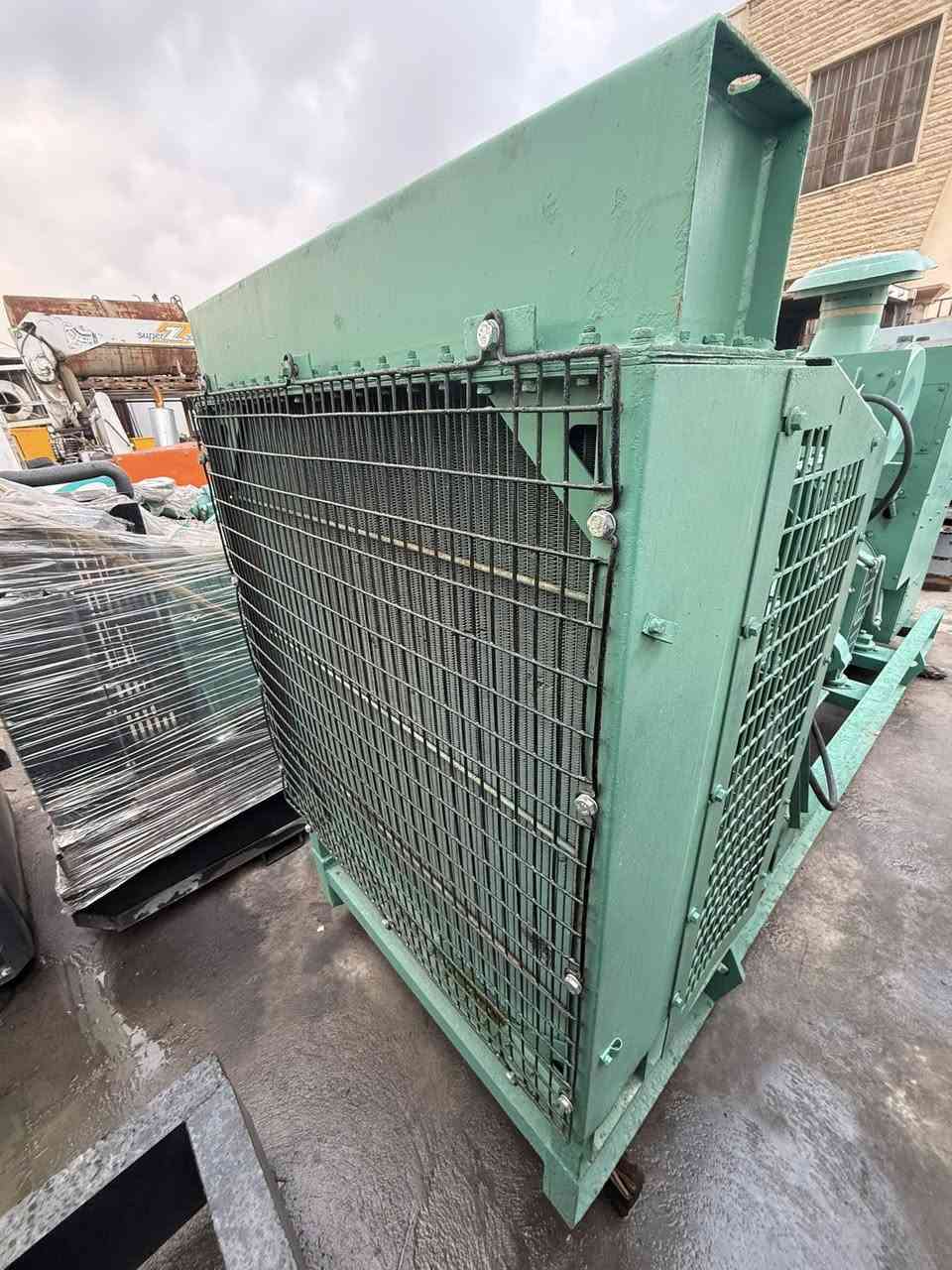 السلام عليكم 
كمنز  أمريكي 5 ونص. انجكتر زيتي 
400kva 
ساعات العمل اقل 500 ساعه 
وضع بلاد شركة  
🚚يوجد توصيل الى جميع المحافظات وبضمان🚚
🚚كياندن هةية بو هةموو شاركان بةكرينتى🚚
 للاستفسار:
 ابو علي 
***********
***********
***********
