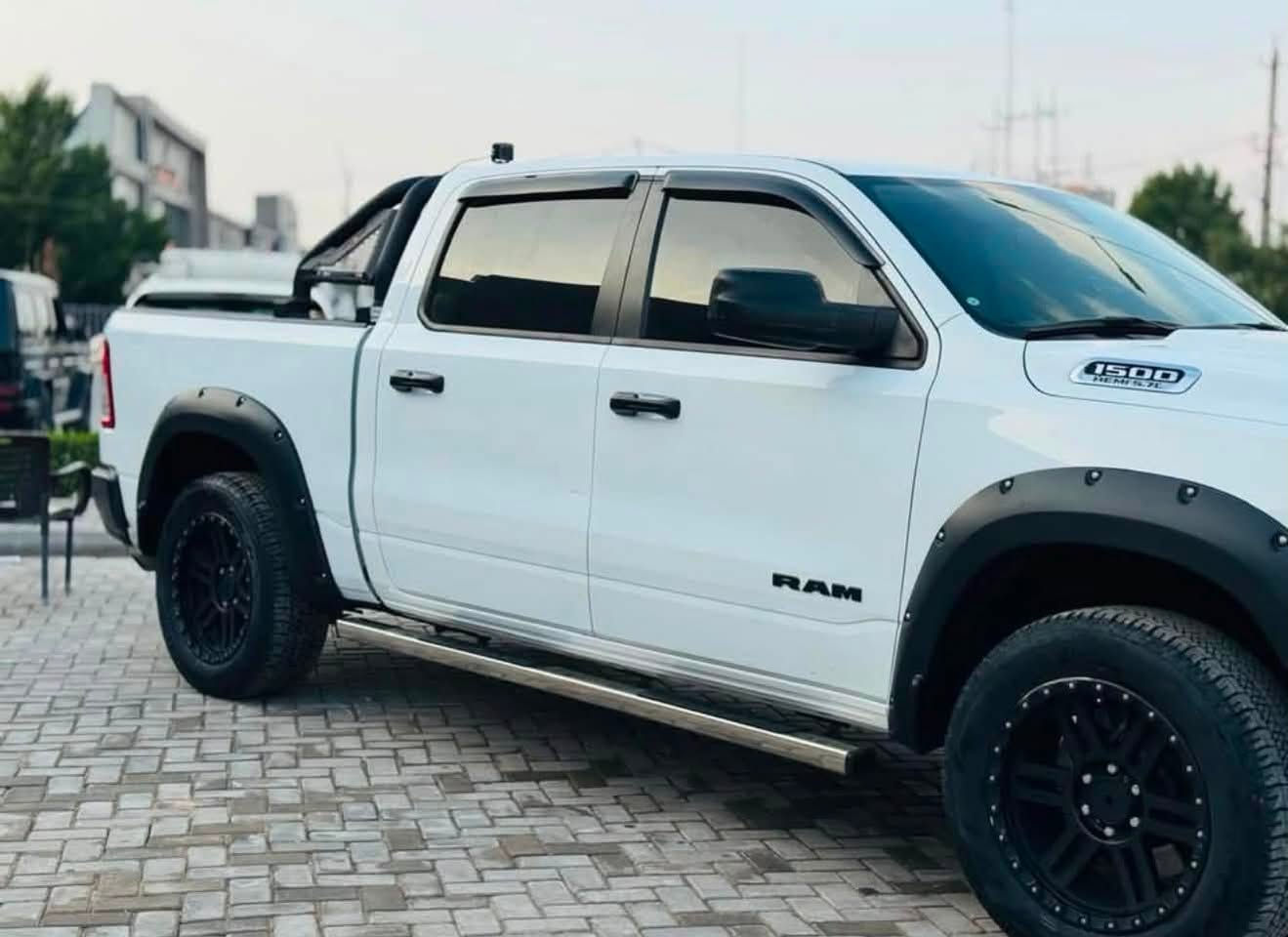 السلام عليكم اخوتي عندي رام موديل 20
سياره كلش حلوه وبيها اضفات رياضيه ومعليه
والسياره بدون حادث بيها طخه بل جاملغ الايمن
 كلش بسيطه مصلح على البارد موجوده بل الصور 
اريد مراوس بجيب  شمالي بس يكون نظيفه
وهذا رقم تلفوني بيه وتساب
***********
