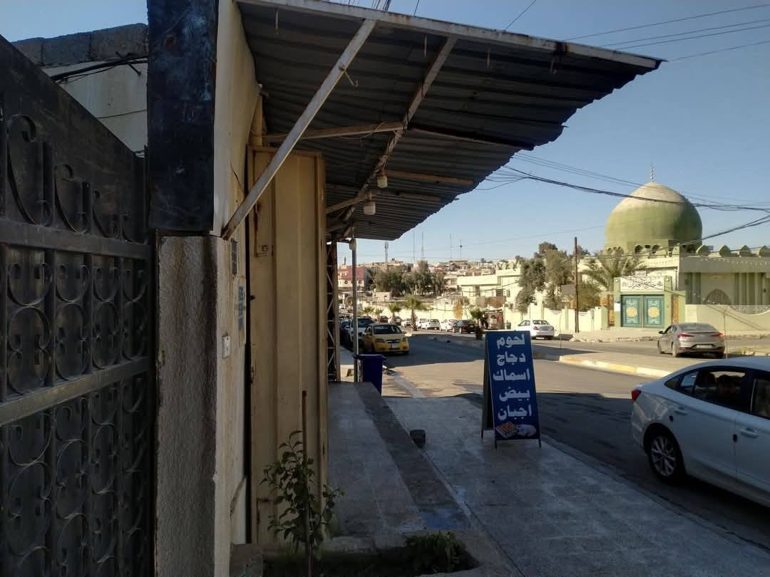 دار للبيع تجاري في حي الحدباء مقابل جامع الغفران  سايدين المركز
- مساحة 240م ركن واجه 12

العمق 22

طابق الاول 

- 2 غرفه نوم + هول  + مطبخ + صحيات + كراج كبير

-طابق الثاني (معزول عن الاول) درج خارجي و باب معزول

2غرف نوم +مطبخ+صالة معيشة صحيات وصطح ناصي 

- يحتوى الدار على 5 محلات أربعة منها مؤجرة 

- يمكن بناء شقة فوق المحلات و الكراج و الصطح مساحة 75 متر و باب معزول وذالك يصبح محل اخر هو الكراج

- سند العقار جديد طابو الزهور ملك صرف

- سند العقار جديد طابو الزهور ملك صرف بسم شخص واحد 

للستفسار الاتصال على الرقم

***********

***********
