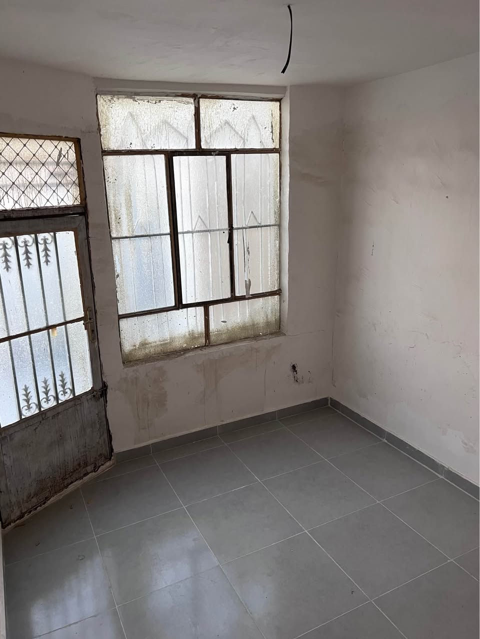 � دار للبيع – موقع مميز جداً

🔹 المساحة: 100 متر مربع
🔹 نوع العقد: زراعي
🔹 الموقع: مقابل المطار مباشرة – قرب باب الخروج

✨ تفاصيل الدار:
▪️ أساس صب متين وبناء بلوك
▪️ أرضية بورسلين بالكامل
▪️ كراج 
▪️ عدد (2) صحيات
▪️ استقبال (هول) واسع
▪️ مطبخ مفتوح ومطل على الهول
▪️ غرفة نوم واحدة

📍 موقع حيوي وقريب من الخدمات، فرصة مناسبة للسكن أو الاستثمار.

للاستفسار والمشاهدة يرجى التواصل ***********
