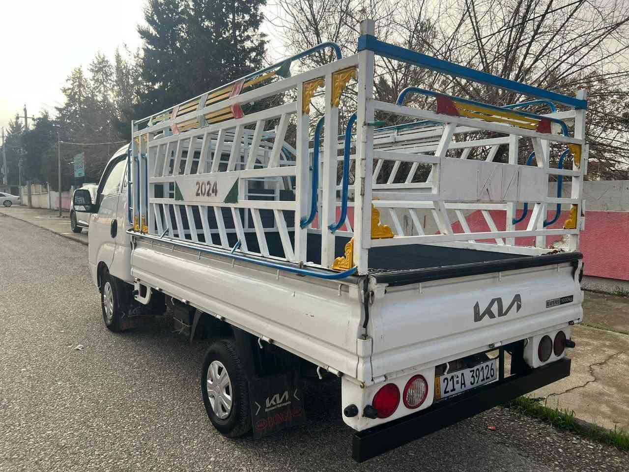 کیا دووتەنی 2700مۆدیل 2010جام کارەبایی گیڕعادی  ڕەقەم سلیمانی سەنەوی هەزەی تازە تا2031 بەناو خۆمەوەیە سەیارەیەکە نمونەیە لەجوانیا گێڕومەکینەوئەکسلی بەشەرت مەکینەی بۆخاری نیە یەک بست بۆیاخی هەیە بێ ناوگرتن دەعمولیدراوی نیە پێشی کەپسەشەنسی وشاحوتی بەشەرت شەش تایەیی تازەی لەژیرە زۆر تندوتۆڵە بی مەسروفە ماڵی کاسپیە سعری 102گڵاو مجال شوێن هەڵەبجەی تازە 
***********
*********** دار بنديهكان, السليمانية
